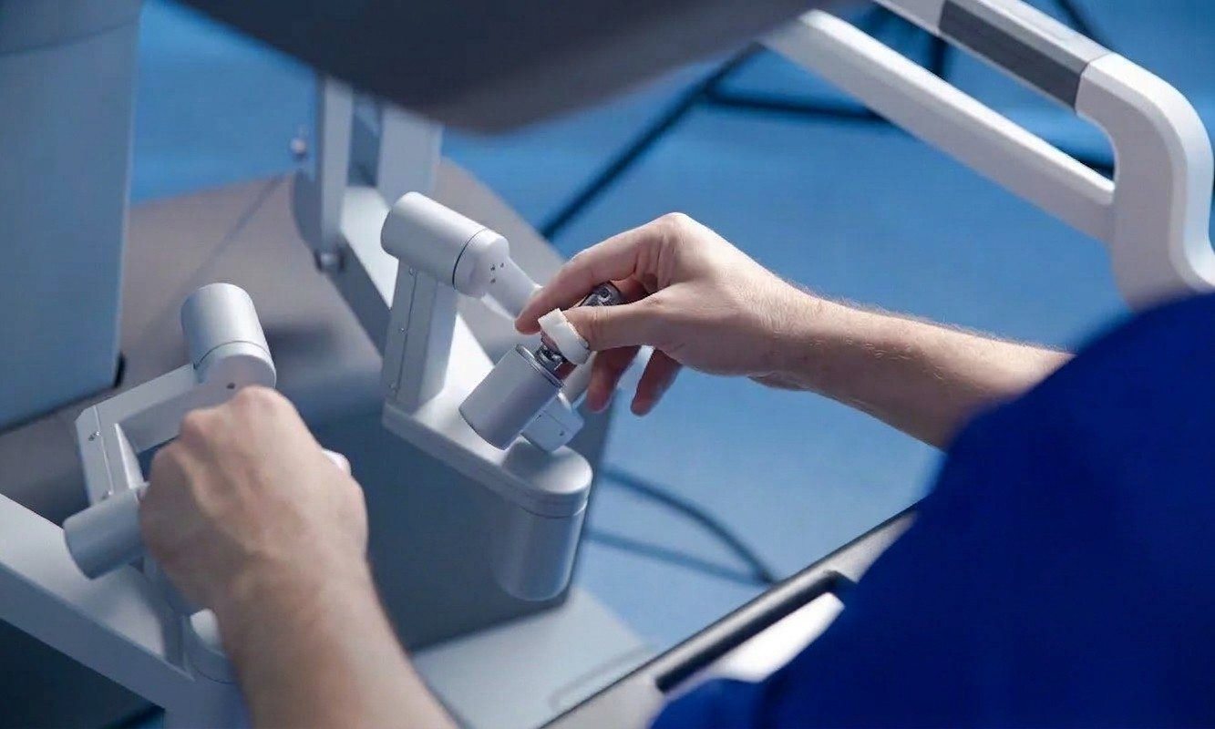 Robotic Surgery for Benign Colorectal Diseases: Benefits, Procedure & Recovery