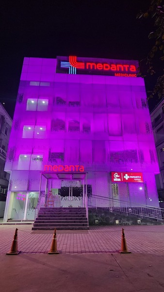 Medanta Mediclinic Defence Colony Marks World Cancer Day with Purple Illumination and Awareness Activities